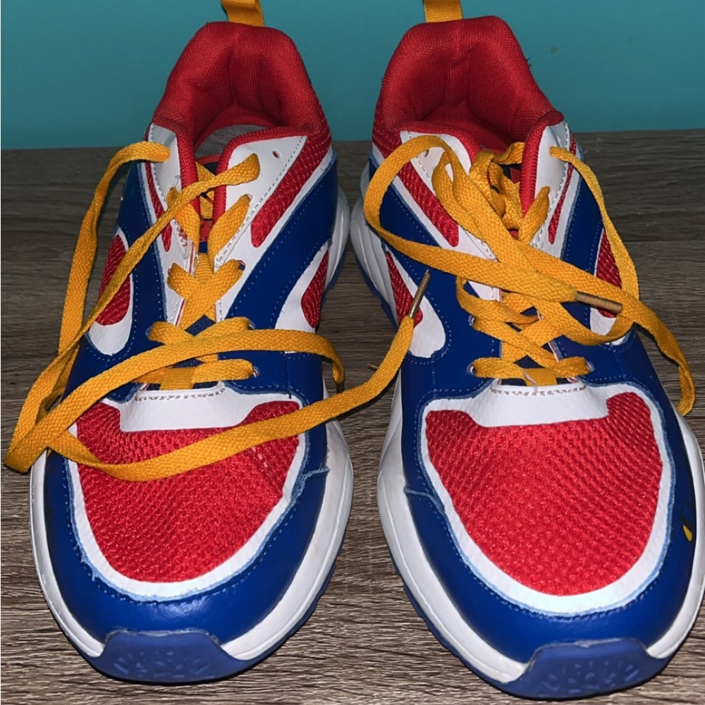 Size 8 champion retro tennis shoes
